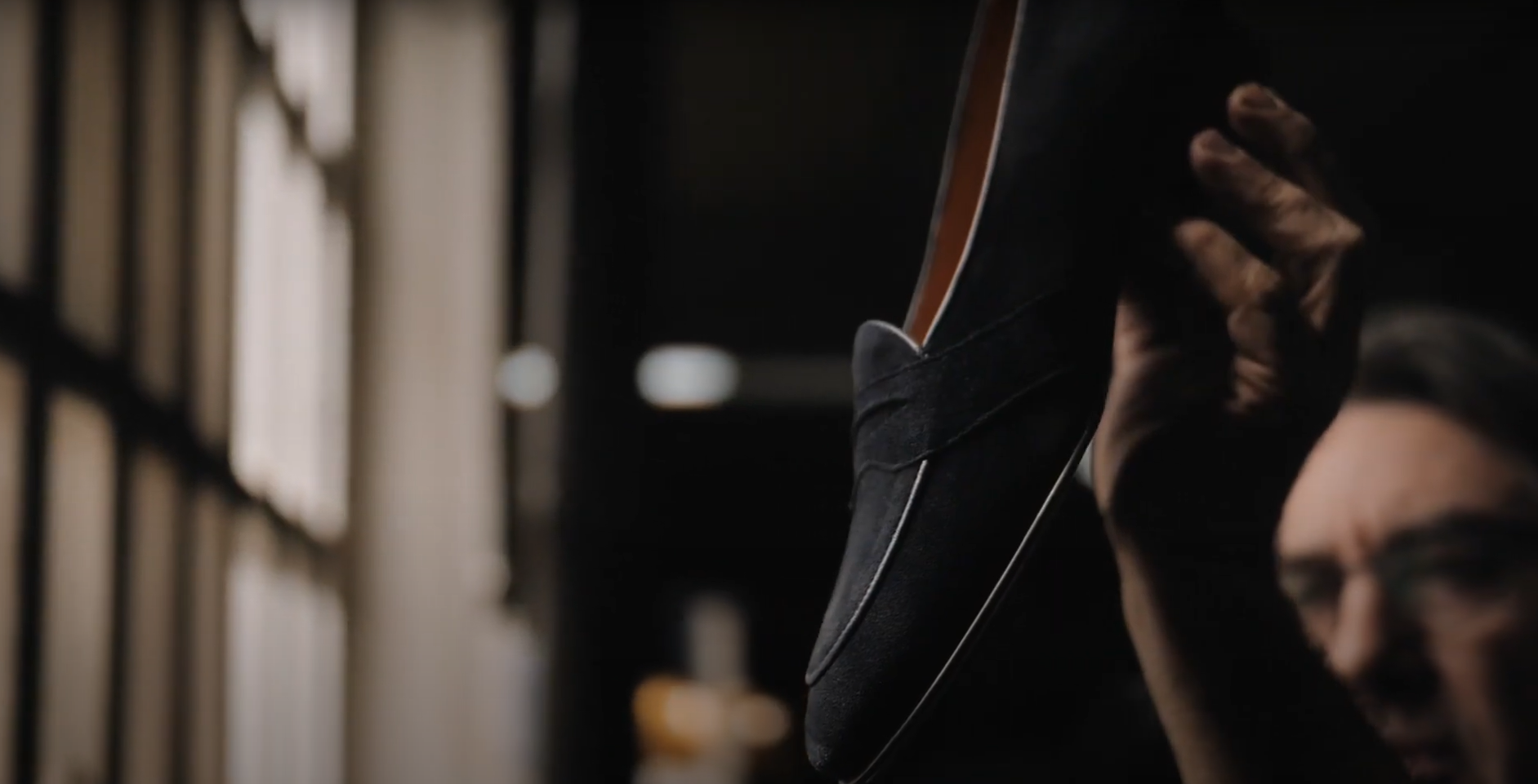 Load video: Our shoemakers in the Atelier